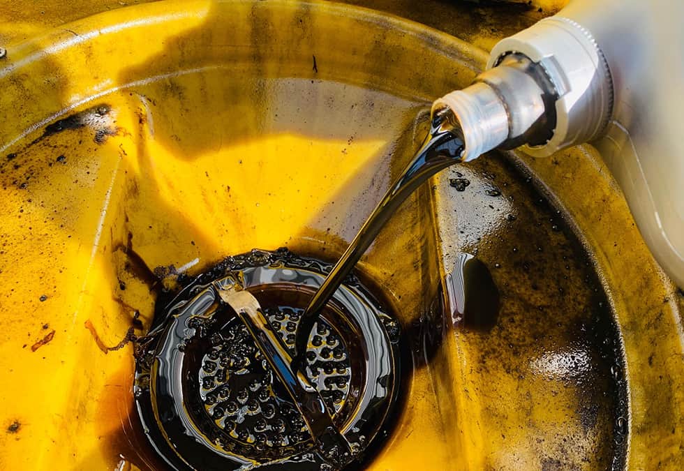 Altöl Wird Aus Motor In Gelbe Auffangwanne Abgelassen Altöl Wird Aus Motor In Gelbe Auffangwanne Abgelassen