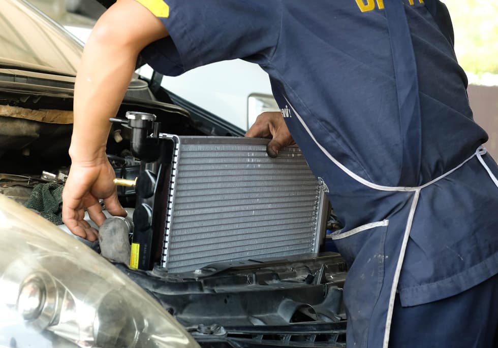Automechaniker Installiert Einen Kühler Im Motorraum