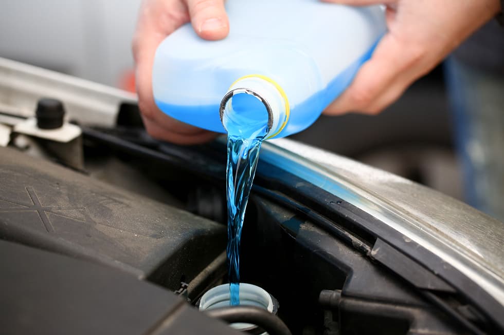 Einfüllen Von Blauer Scheibenwischflüssigkeit In Autotank
