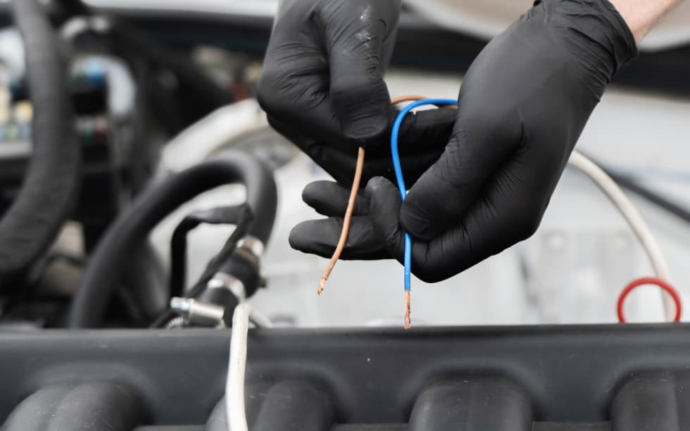 Kfz Mechaniker Arbeitet Mit Elektrokabeln In Schutzhandschuhen
