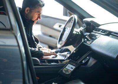 Kfz Mechaniker Führt Fahrzeugdiagnose Mit Laptop Und Diagnosegerät Durch