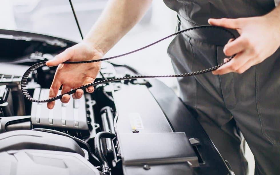 Kfz Mechaniker Prüft Zahnriemen Im Motorraum