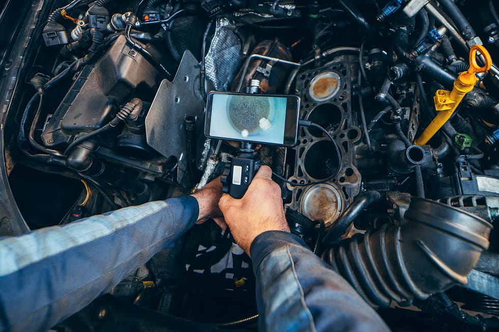 Kfz Mechaniker Untersucht Automotor Mit Endoskop Kamera
