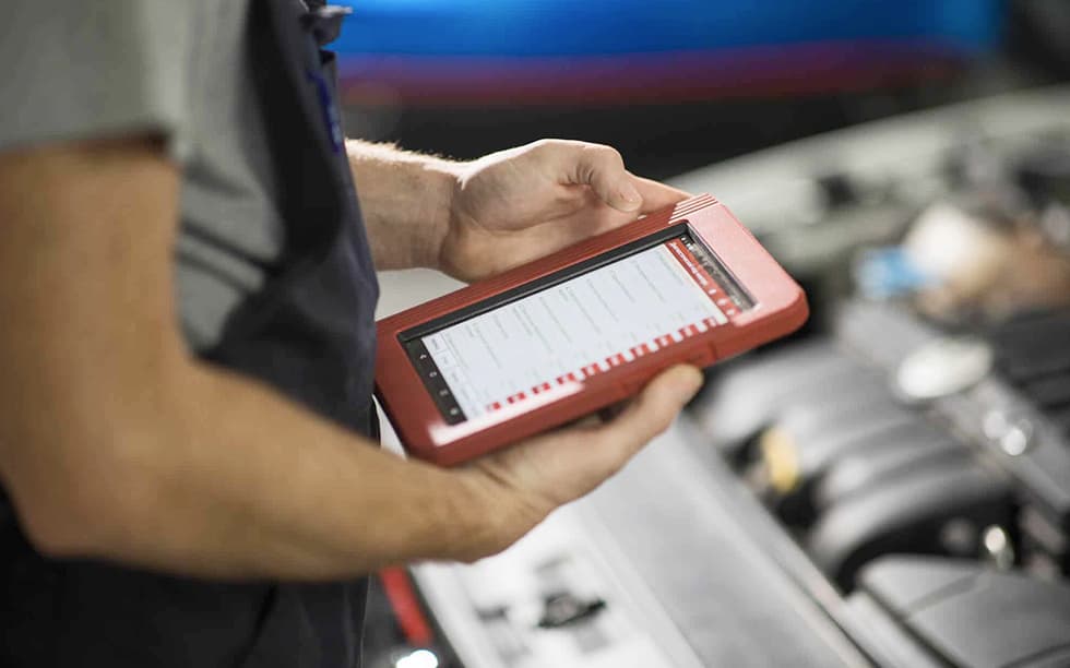 Kfz Mechaniker Verwendet Tablet Für Fahrzeugdiagnose In Der Werkstatt
