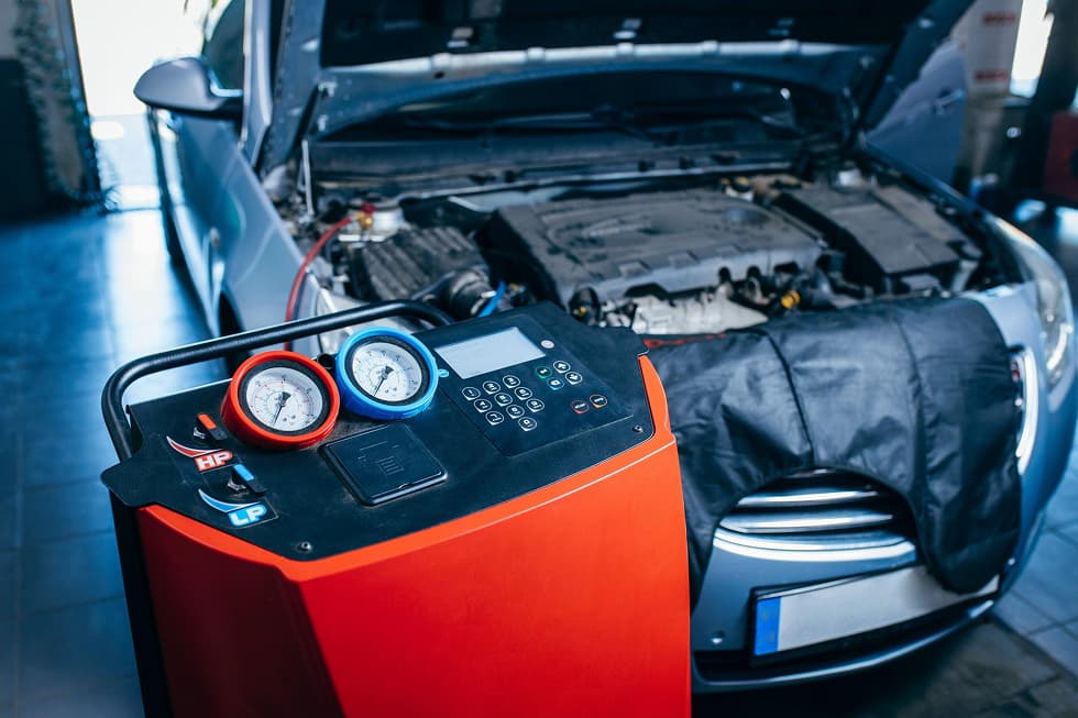 Klimaanlagen Wartungsgerät Vor Auto Mit Geöffneter Motorhaube
