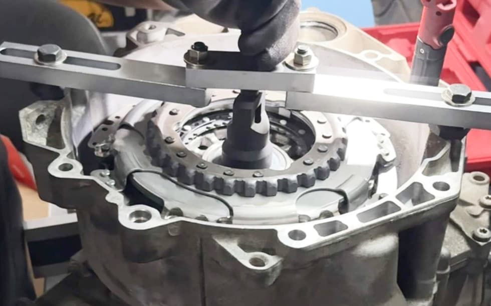 Mechaniker Arbeitet Mit Spezialwerkzeug An Einem Geöffneten Getriebe