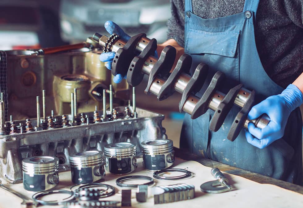 Mechaniker Hält Kurbelwelle über Motorblock Mit Kolben