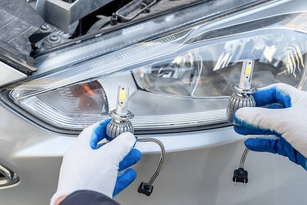 Mechaniker Hält Led Lampen Vor Die Scheinwerfer Des Autos