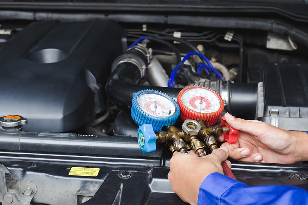 Mechaniker Prüft Klimaanlage Auf Lecks Mit Manometer