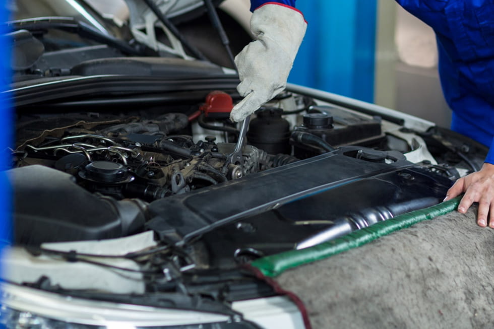 Mechaniker Repariert Klimaanlage Mit Werkzeug Im Motorraum