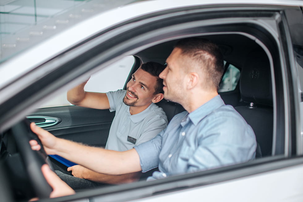 Mechaniker Und Kunde Bei Probefahrt Im Auto