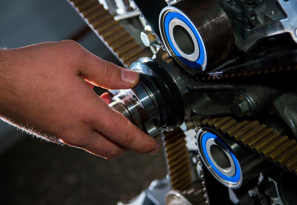 Mechaniker Wechselt Spannrolle Am Zahnriemen