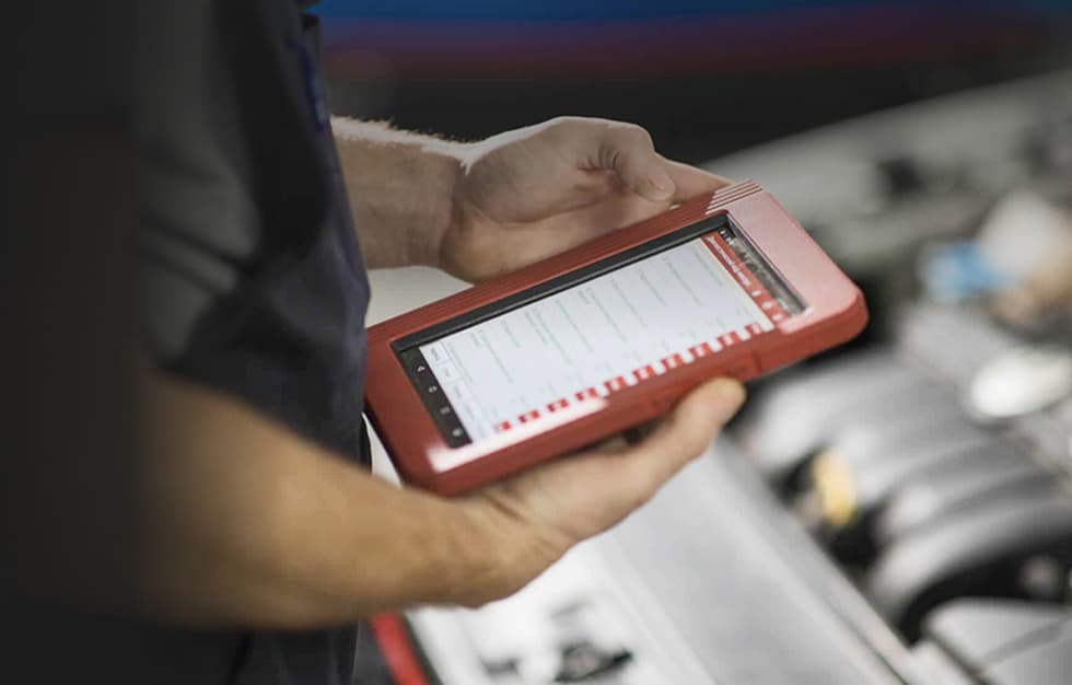 Kfz Mechaniker Verwendet Tablet Für Fahrzeugdiagnose In Der Werkstatt