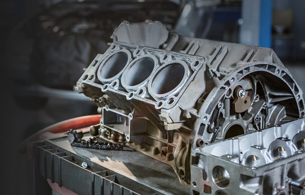 Demontierter Motorblock In Autowerkstatt Zur Reparatur