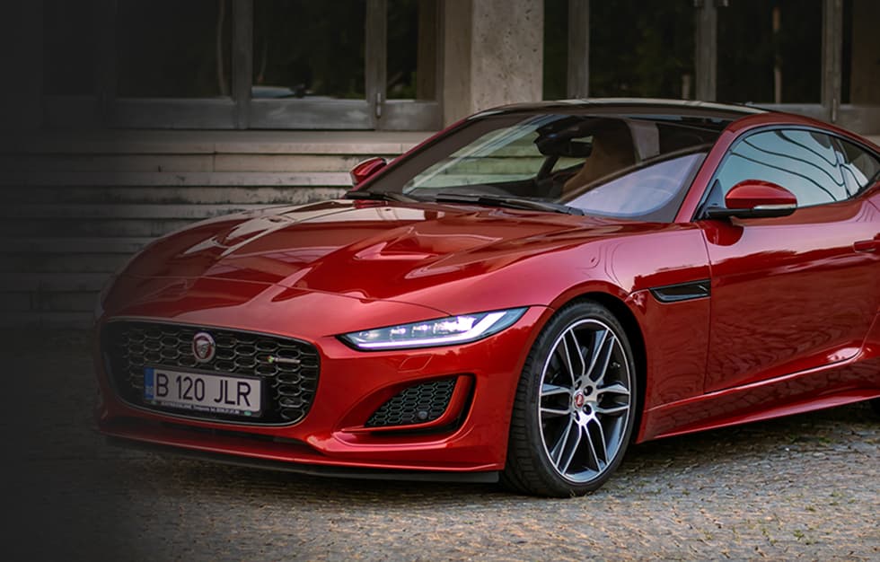 Roter Jaguar Sportwagen Auf Kopfsteinpflaster