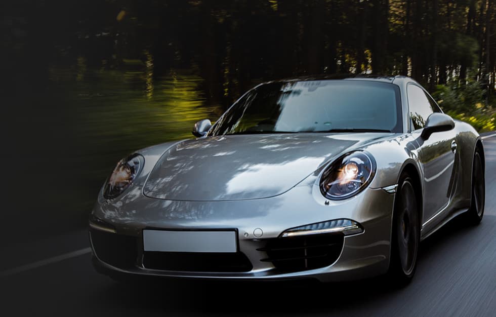 Silberner Porsche Sportwagen Auf Waldstraße