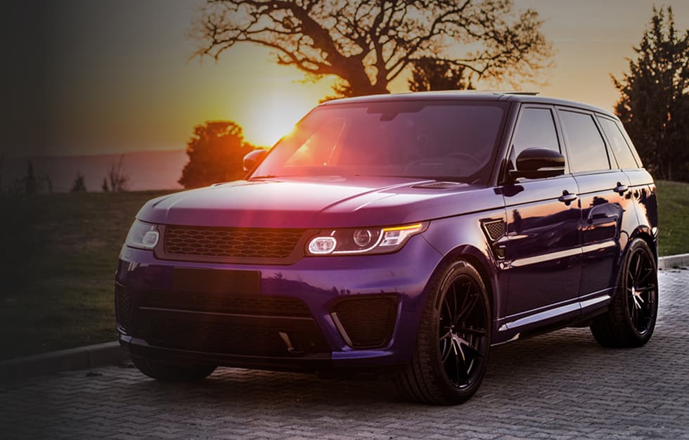 Violetter Land Rover Suv Bei Sonnenuntergang