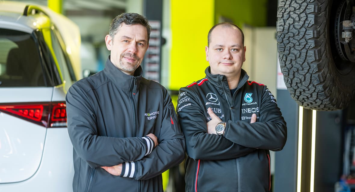 Volodymyr Chebotar Und Yaroslav Novichek, Geschäftsführer Und Kundenberater, In Der Autowerkstatt