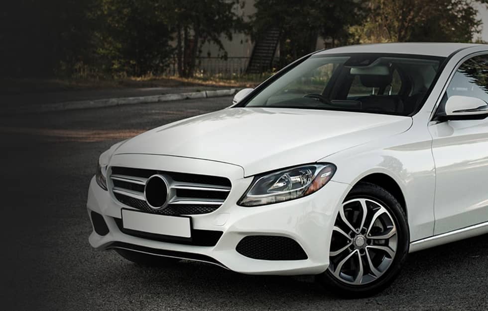 Weißer Mercedes Benz Auf Straße