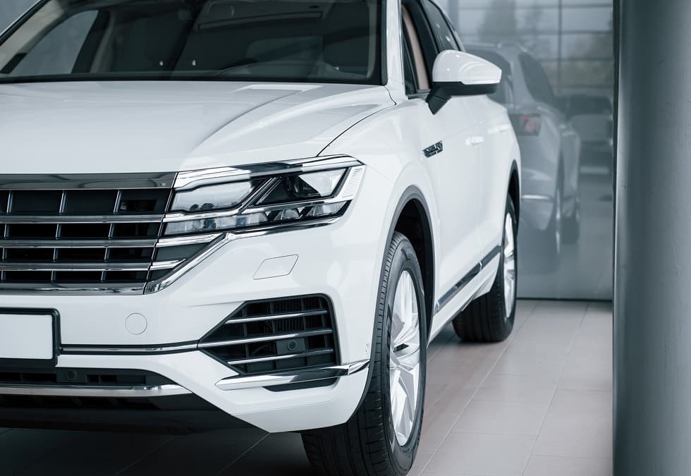 Weißer Suv In Modernem Autohaus Showroom