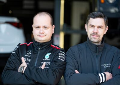 Yaroslav Novichek Und Volodymyr Chebotar, Geschäftsführer Und Kundenberater, In Der Autowerkstatt
